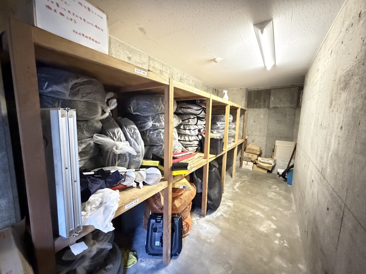 タイヤ置場です。置き場に困ってしまうタイヤもマンション内に置き場所が設けられているため安心ですね。