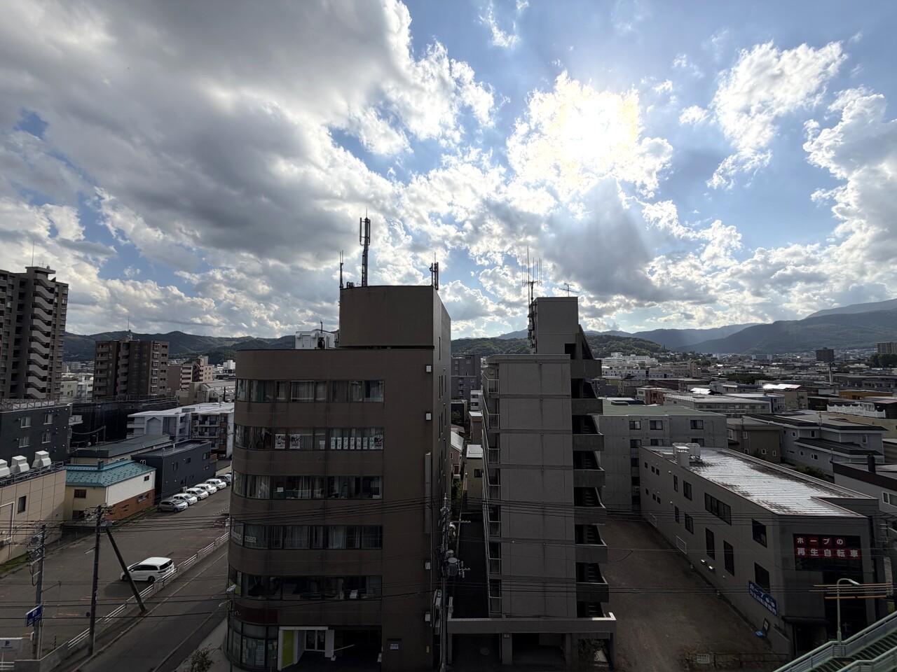 前面が道路のため、開けた眺望が望めます。
