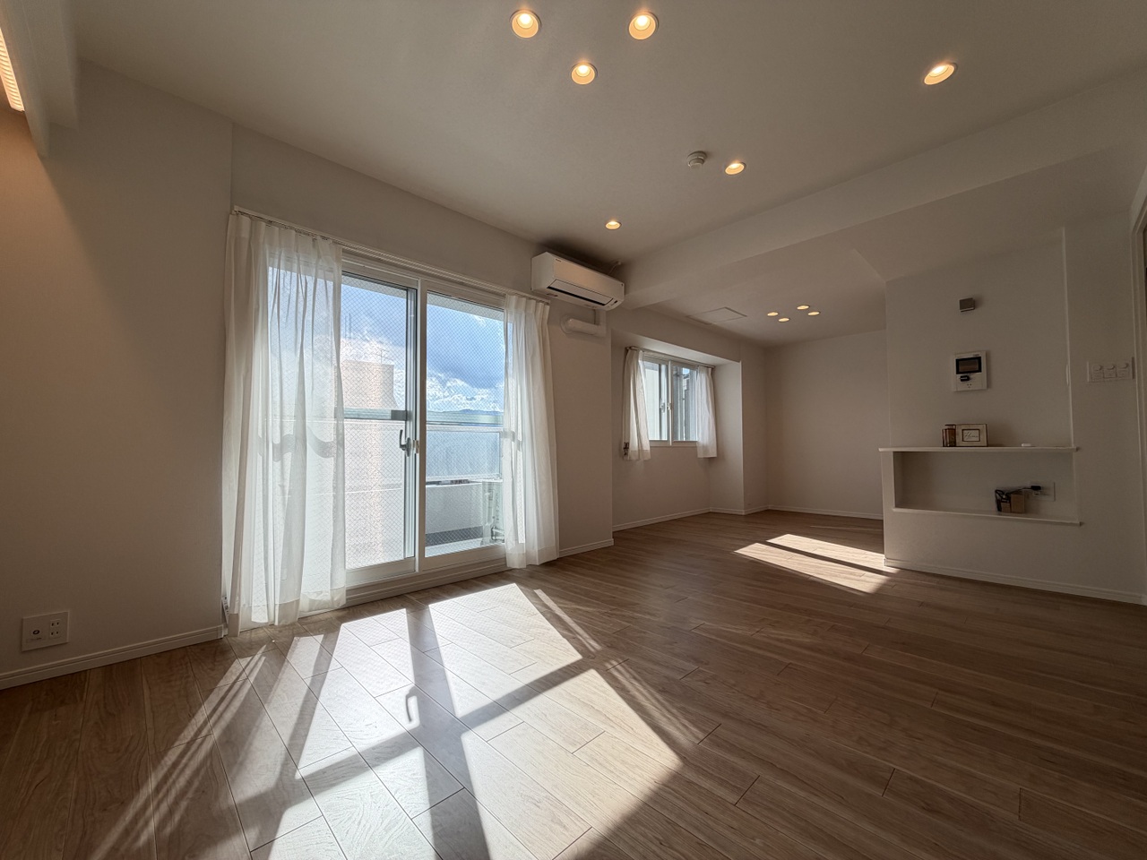 リビングはバルコニーと面しており、明るい光が差し込みます。