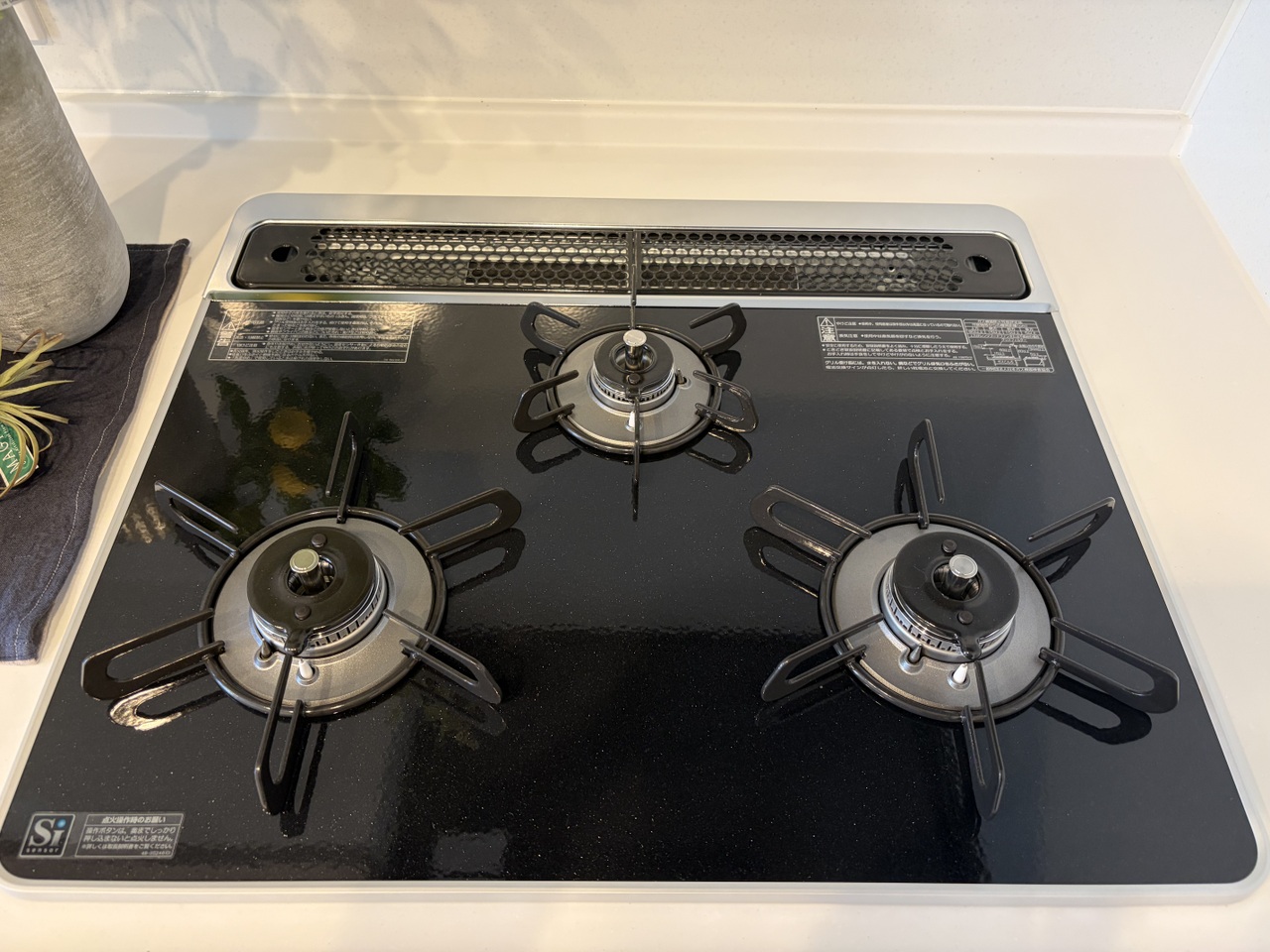 キッチンのコンロは3口あり、快適にお料理ができます。