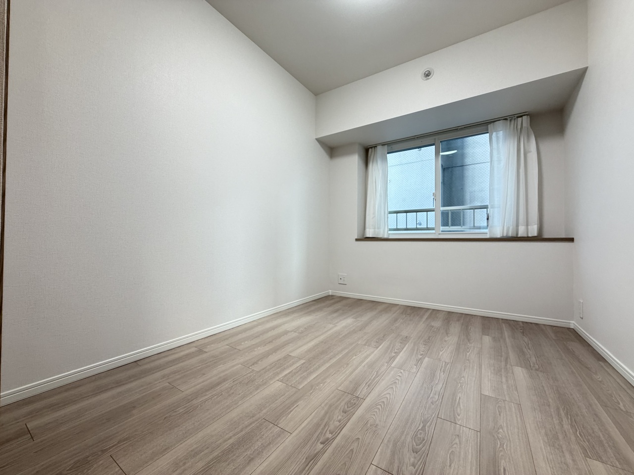 約5.1帖の洋室です。収納もついており、お子様部屋にもご利用可能です。
