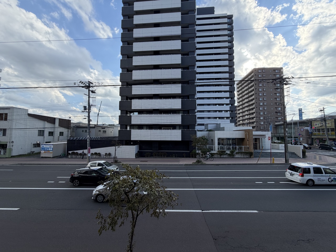 目の前が道路に面しているため、目の前が開けています。