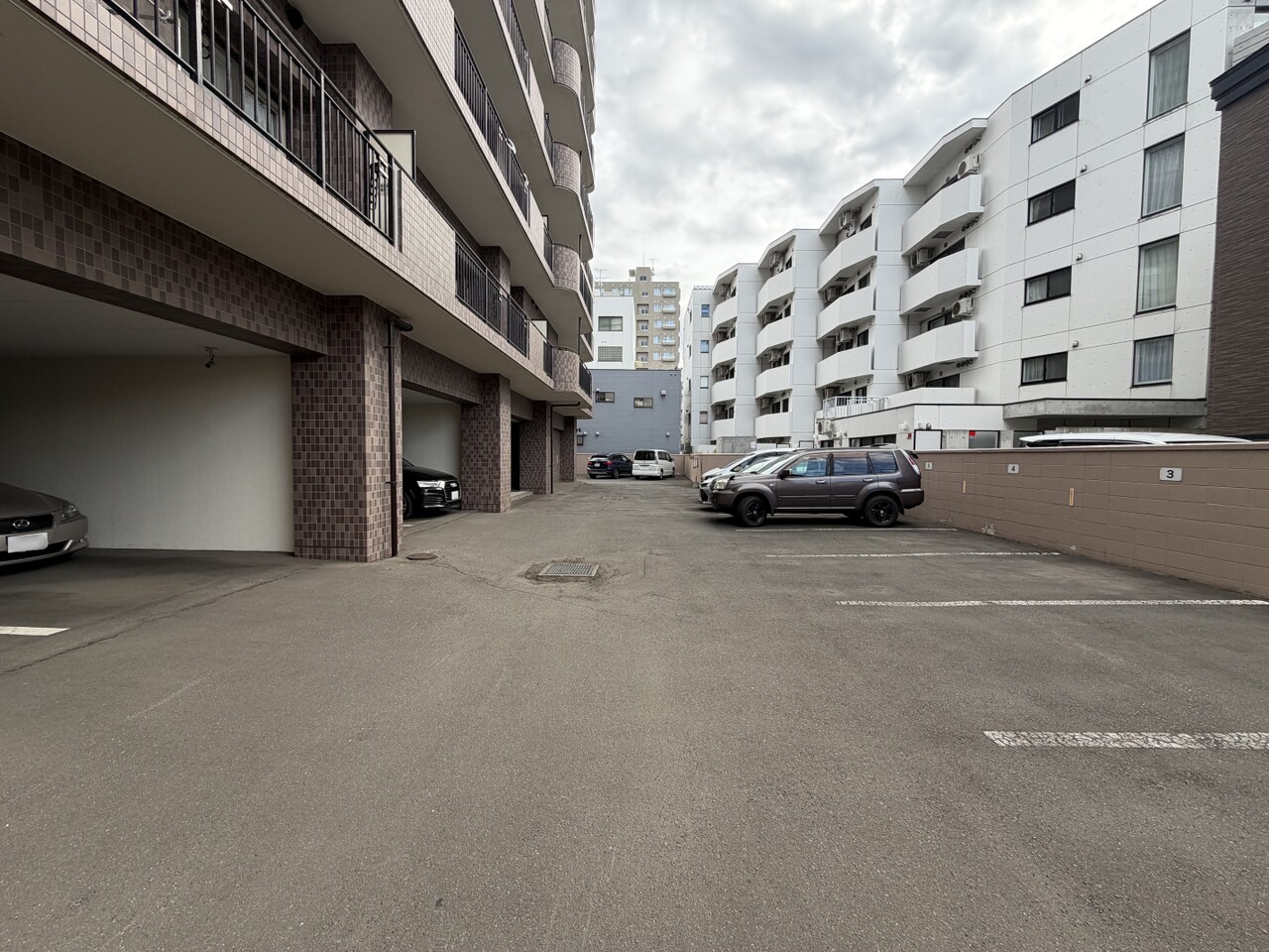 敷地内駐車場です。最新の空き状況については担当者にご確認ください。