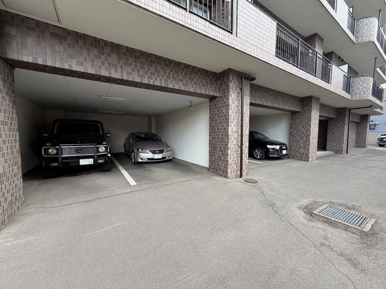 駐車場には屋根付きのスペースもあり、雨風を避けられます。