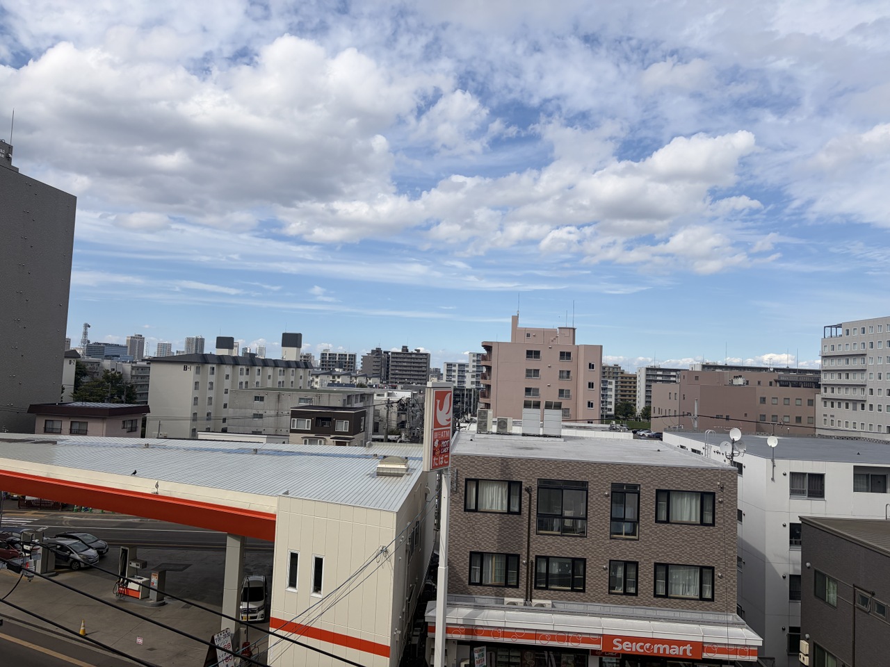 リビングバルコニーからの眺望です。夏には花火大会も見ることができます。（天候による）