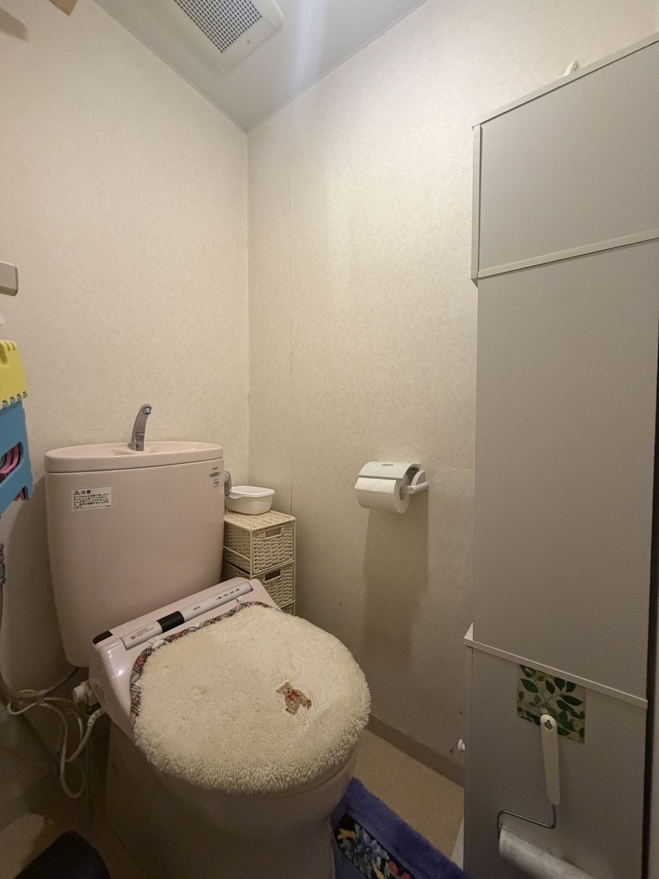 お手洗いは温水洗浄便座付きです。