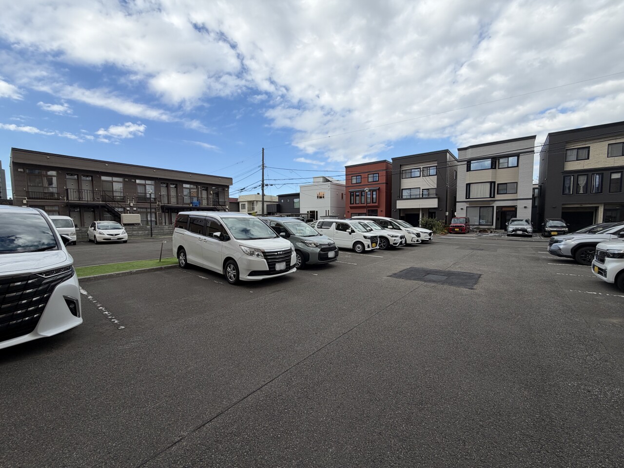 平面駐車場です。最新の空き状況は物件担当者までお問い合わせください。