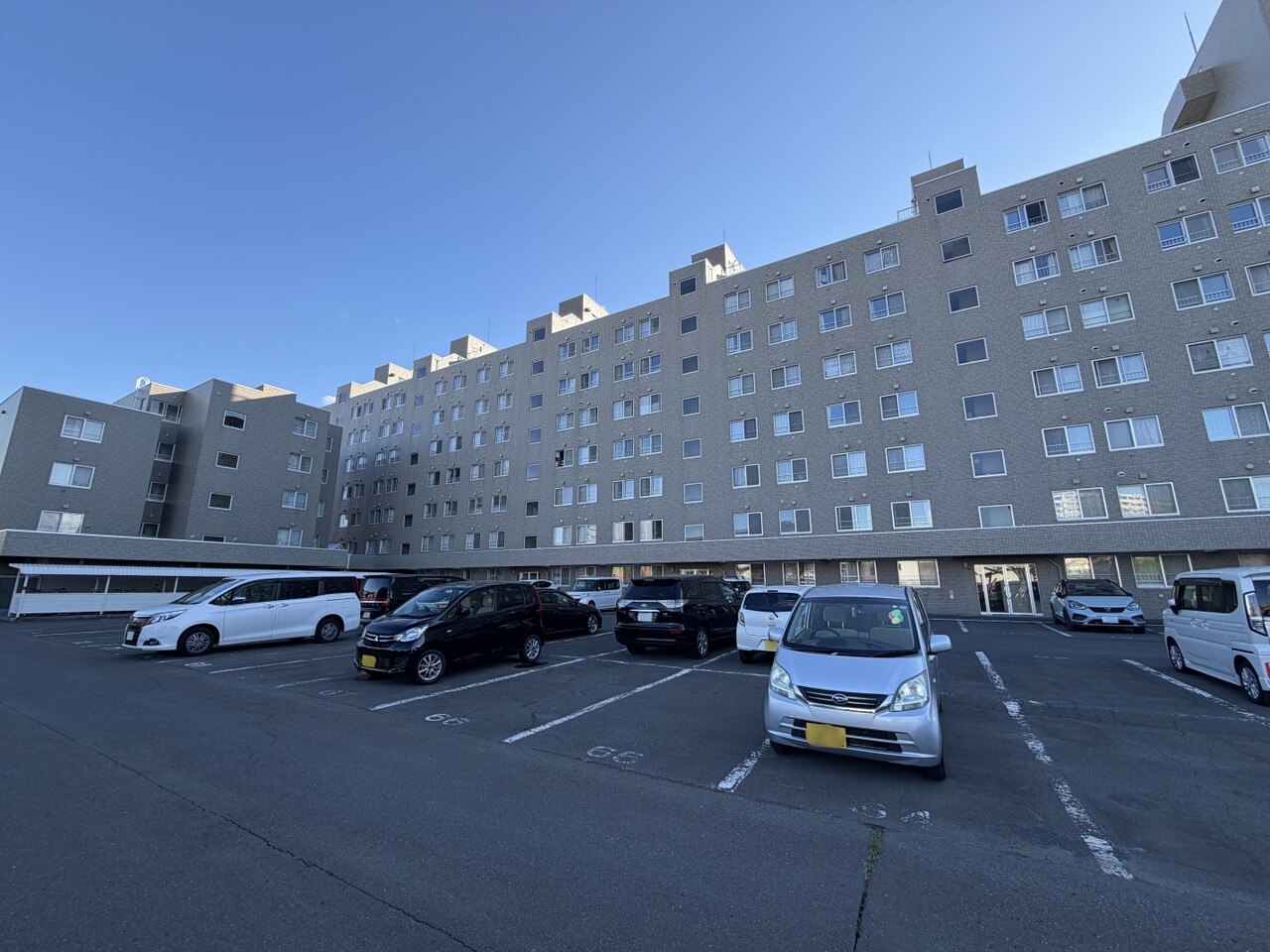 駐車場側からの外観です。総戸数124戸の大規模マンションです。