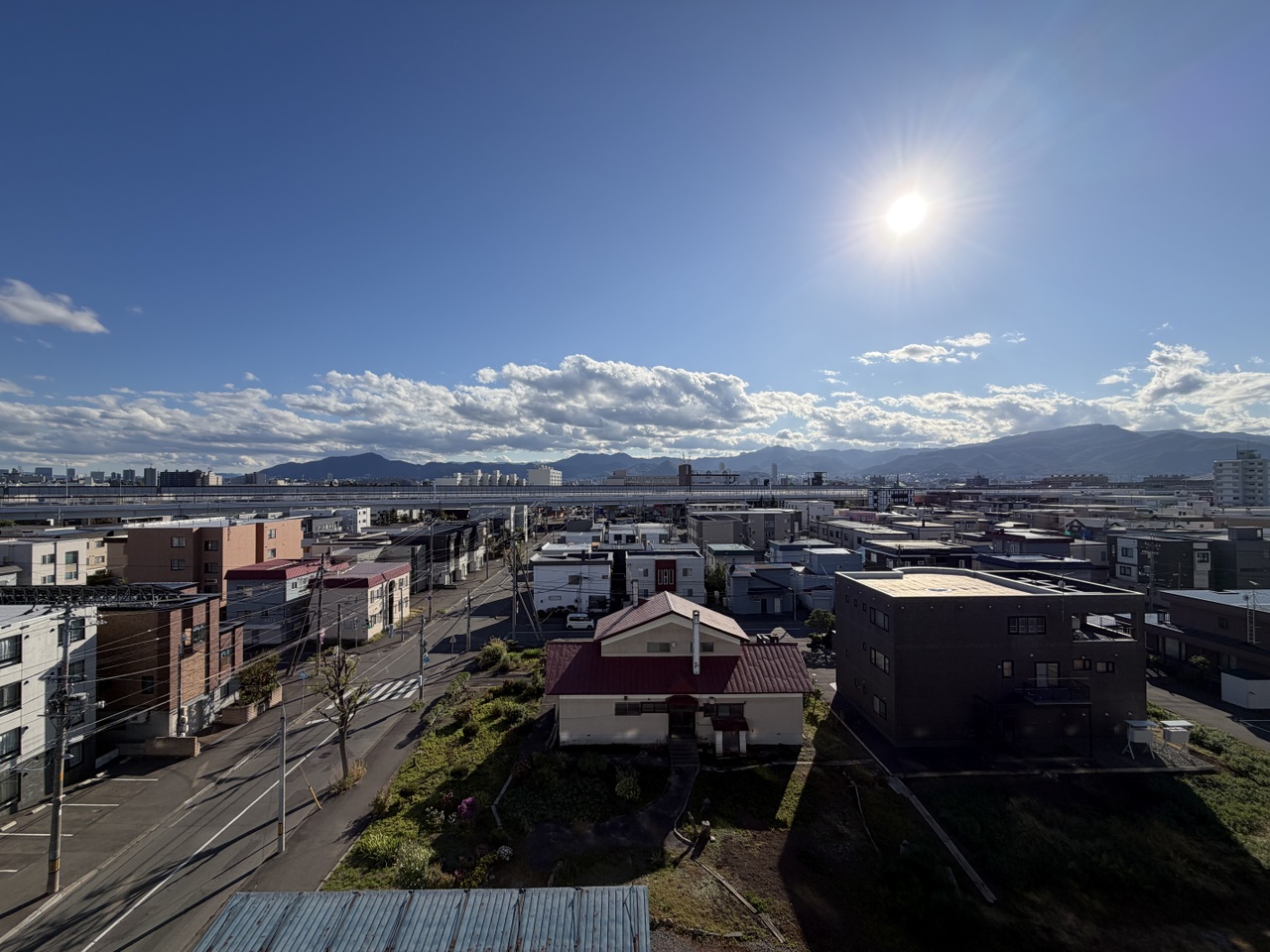 南西側の眺望です。周辺は高い建物が少なく、ひらけた眺望が望めます。