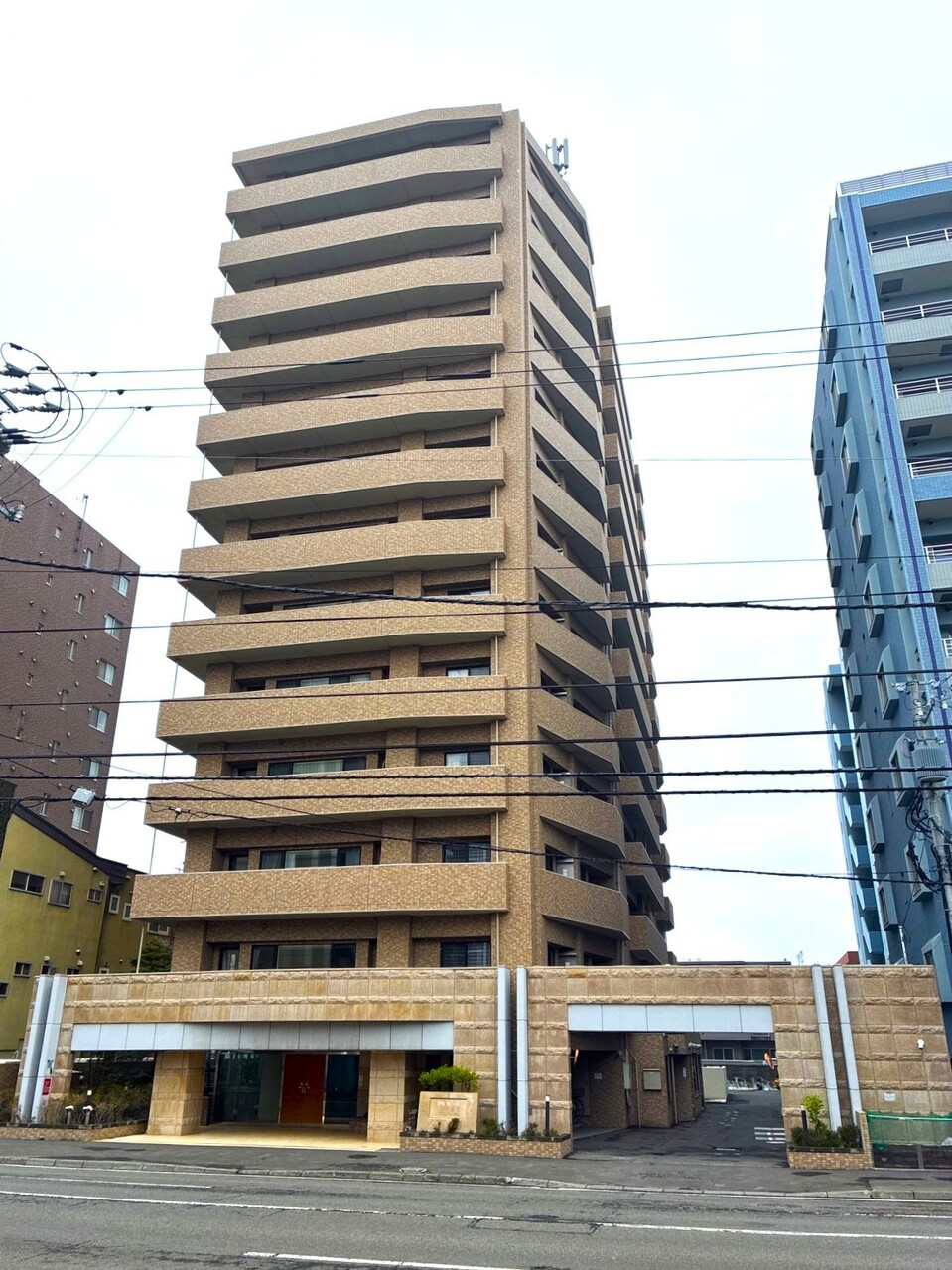 JR函館線「苗穂」駅まで徒歩6分、地下鉄東西線「バスセンター前」駅も徒歩圏の立地です