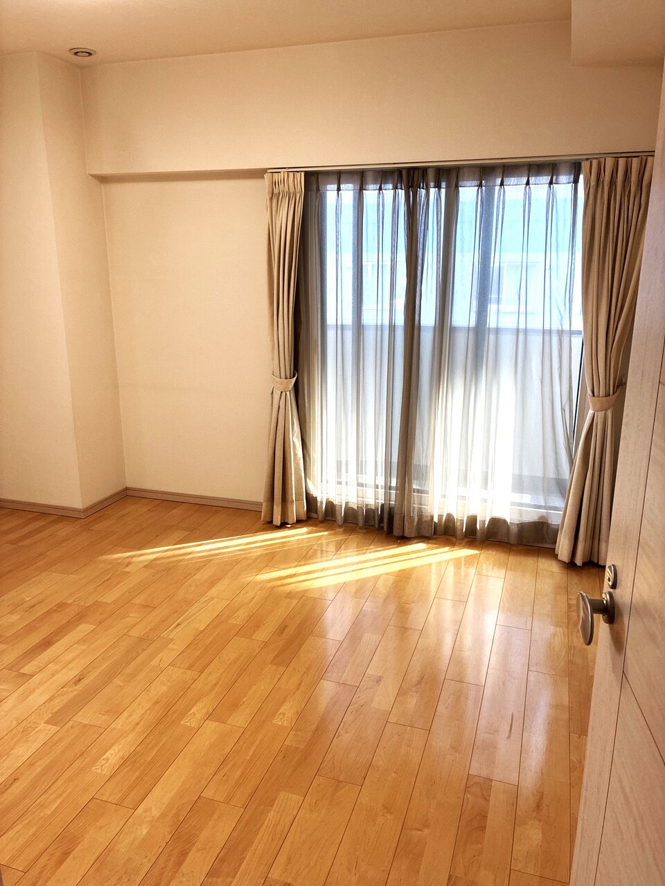 約8帖洋室。二面採光のお部屋でウォークインクローゼットもあります