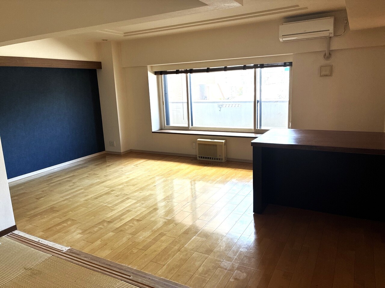 ゆったりとした約19帖のLDK。床暖房敷設で窓は西向きです。
