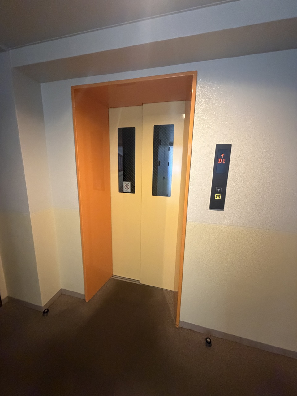 各階停止のエレベーターです