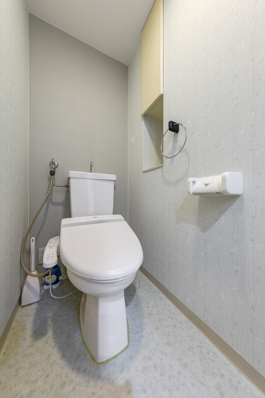 大きい洗面所に配置された１つ目のトイレです。トイレは2か所設置がございます。