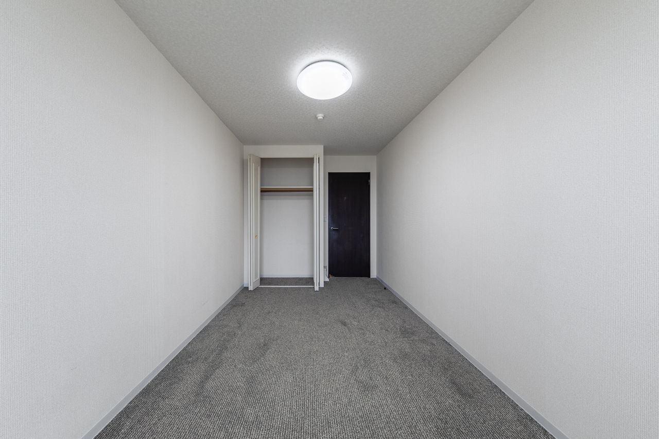 ダイニング横、約7.5帖の洋室です。入口横には収納もあり、家具が設置しやすい間取になっています。