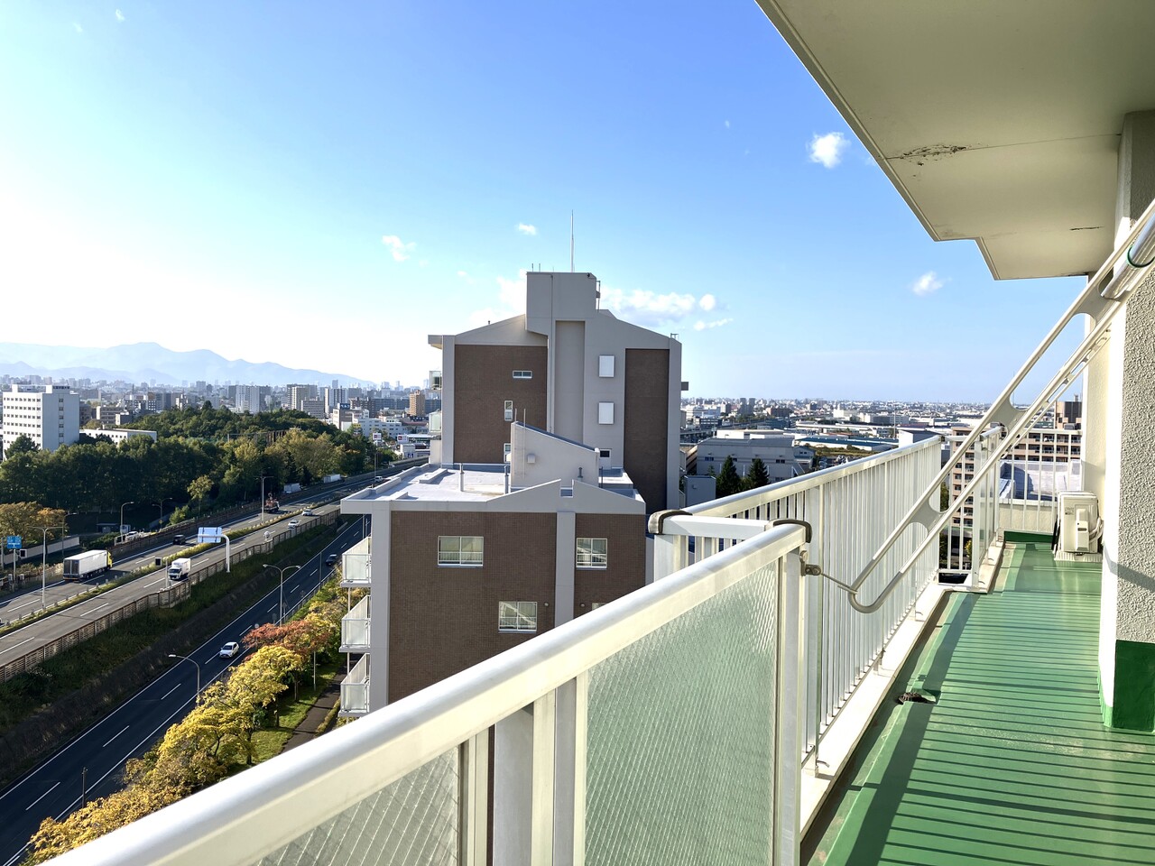 南西側、リビングバルコニーとそこからの眺望です。こちらからは北西方面が望めます。