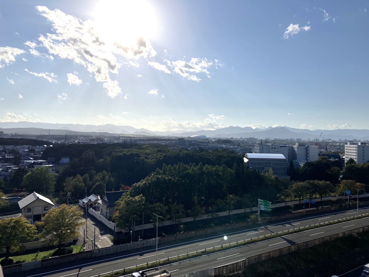 南西側、リビングバルコニーからの西側の眺望です。遠くには山々と大和ハウスプレミストドームが望めます。