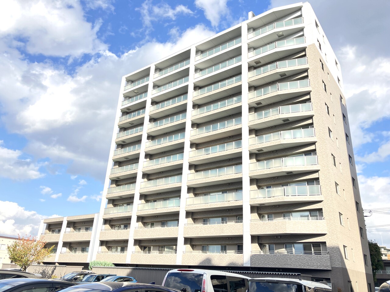 A・B・Cの3棟あるマンションの総戸数49戸のBステージ、最上階のお部屋のご紹介です。