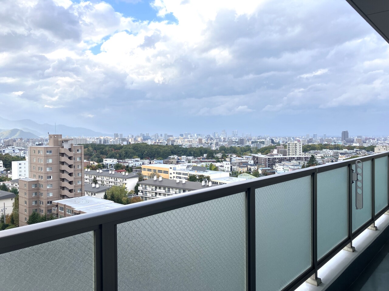 西側リビングバルコニーから北西側の眺望。札幌駅や大通り方面が望めます。