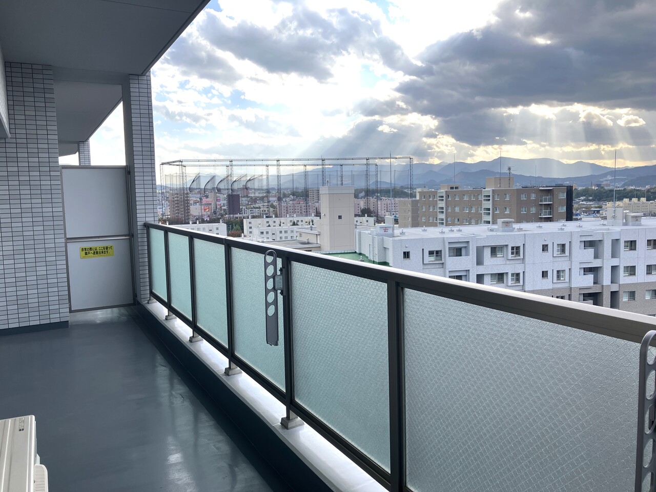 西側バルコニーから南西側の眺望。西岡方面が望めます。