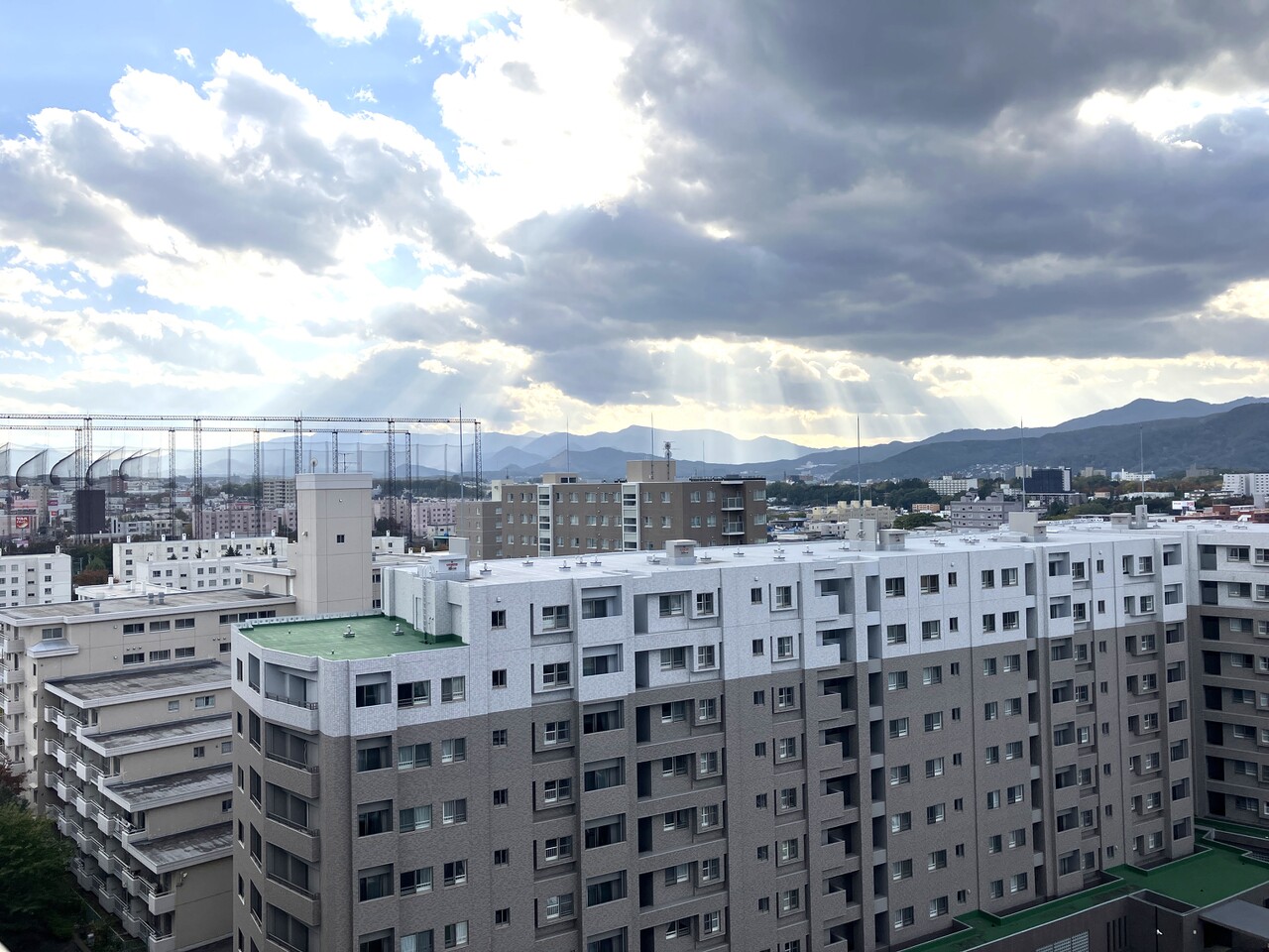 西側バルコニーから南西側の眺望。西岡方面が望めます。