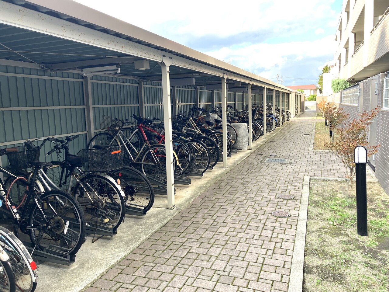 84台の駐輪場（月額無償）とバイク置場2台分（月額2,000円）を確保。