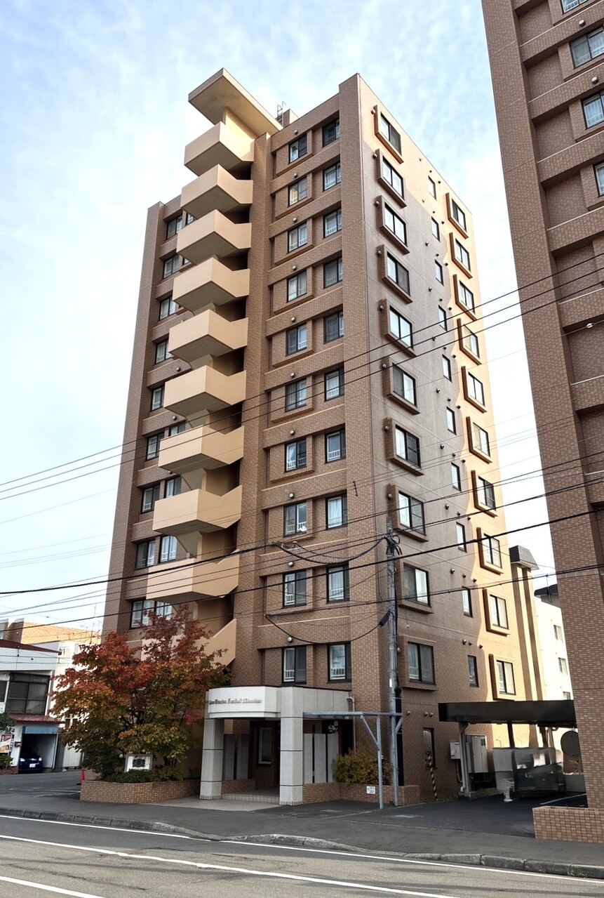 徒歩10分圏内にスーパー、コンビニ、ドラッグストア、小・中学校、公園、銀行などが揃う立地です