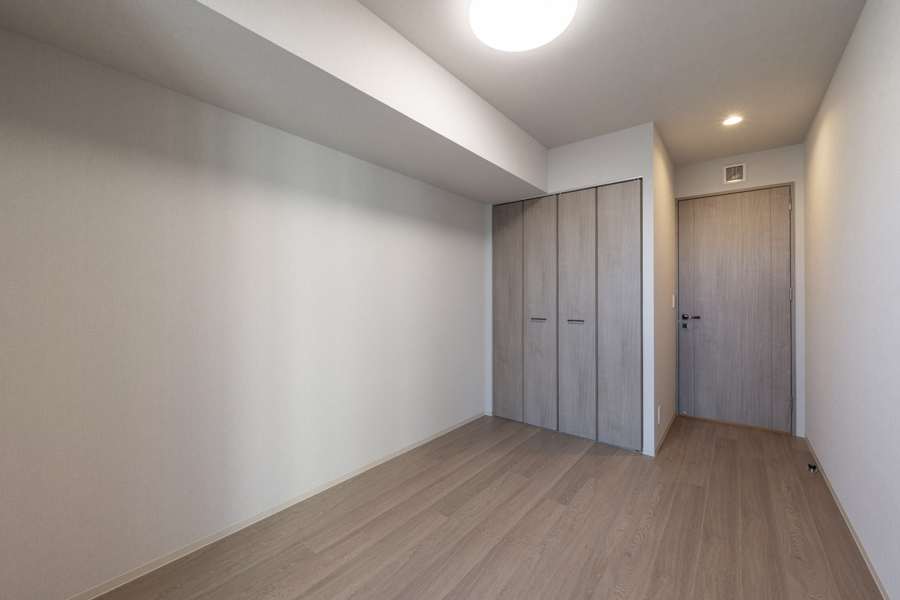北側約7.0帖の洋室です。奥行のある収納も付いています。家具配置がしやすい間取となっています。
