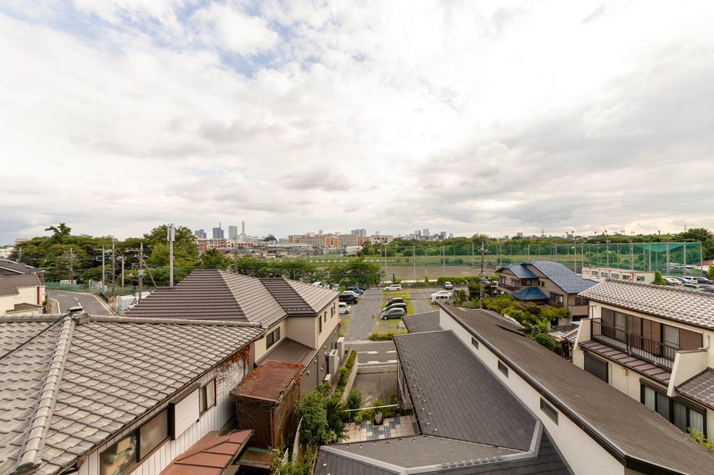 【住戸からの眺望写真】地上3階建の3階部分に位置します。晴れた日は青空を望むことができます。※眺望は将来にわたって保証するものではありません。