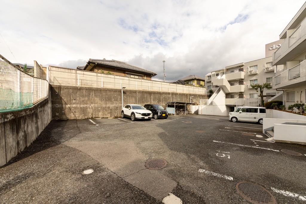 【駐車場】移動がしやすい平面式の駐車場が備わっており、入出庫がスムーズに行えます。空き状況や料金などはお気軽にお問い合わせくださいませ。
