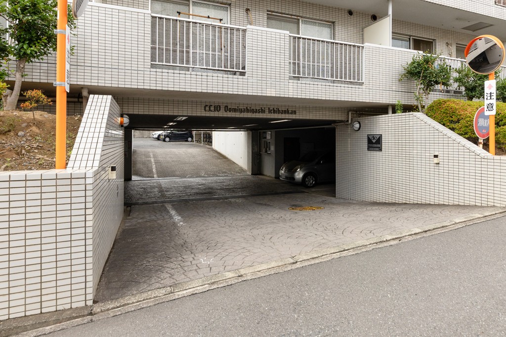 【エントランス】防犯カメラが設置され、セキュリティ面にも配慮されています。24時間ゴミ出し可能なので、室内を衛生的に保てます。