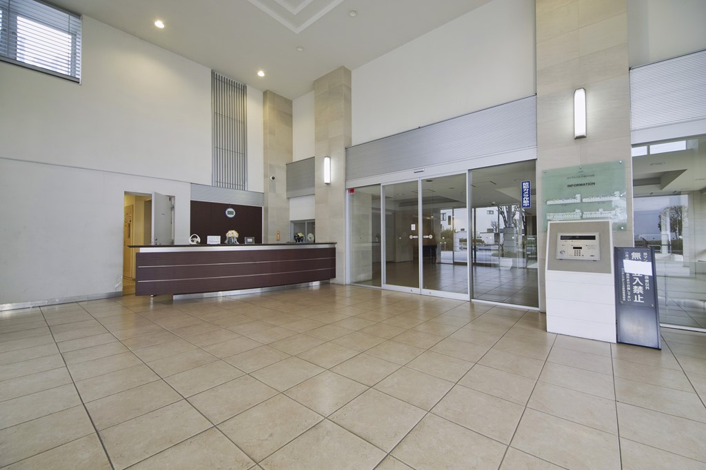 【エントランス】ホテルのような雰囲気のエントランス。防犯カメラやオートロックシステム付きで、セキュリティ面に配慮されています。