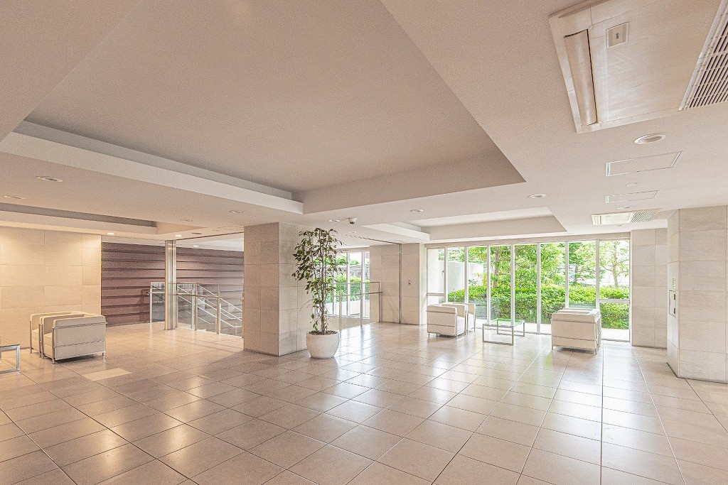 【エントランス】陽光が差し込む明るい空間です。ソファやテーブルが設置されており、待ち合わせや住人同士のおしゃべりも楽しめます。