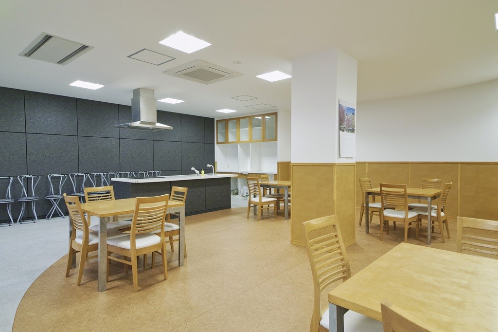 【キッチンスタジオ】広々としたキッチンスタジオは、大切なゲストを招いてのホームパーティーや料理教室にもおすすめです。住人同士の交流を育めそうです。