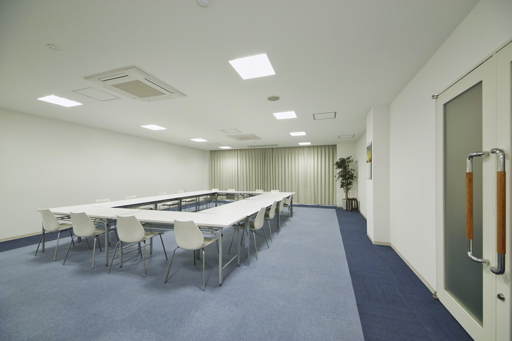 【ミーティングルーム】ゆとりある広さのミーティングルーム。打ち合わせやリモートワーク、作業スペースなど多用途に活用できます。