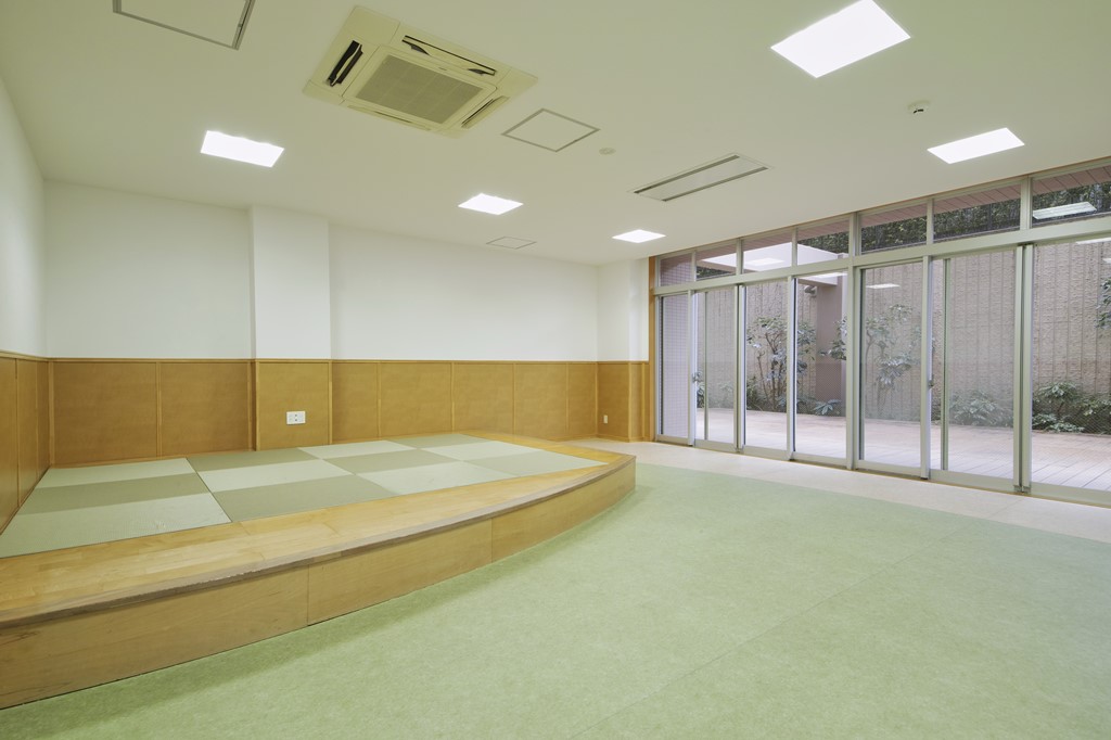 【キッズルーム】窓からやわらかな自然光が注ぐ、明るく開放的な空間です。天候に左右されず、雨の日でものびのびと遊べます。