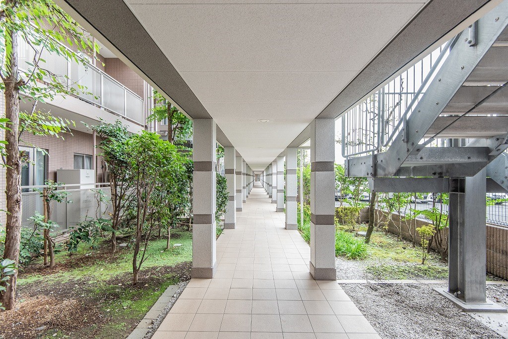 【共用部】植栽が施されたアプローチ。四季の移ろいを感じられます。