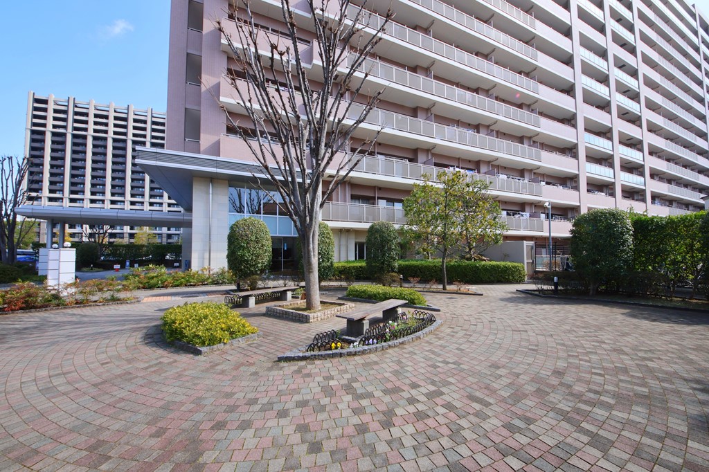 【外観写真】徒歩3分圏内にスーパーやコンビニ、ドラッグストアなどの生活利便施設が揃った、暮らしやすい住環境です。