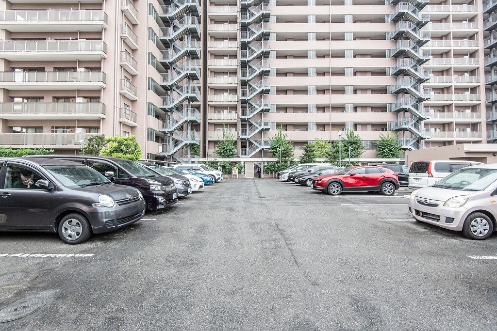 【駐車場】敷地内に平面式の駐車場が設置されています。移動がしやすく、車の出し入れがスムーズに行えそうです。最新の空き状況はお問い合わせください。