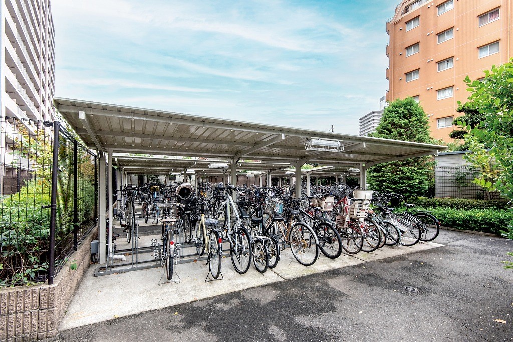 【駐輪場】自転車の転倒リスクを軽減できる、ラック付きの駐輪場です。屋根付きのため、雨や直射日光から自転車を守ることができます。