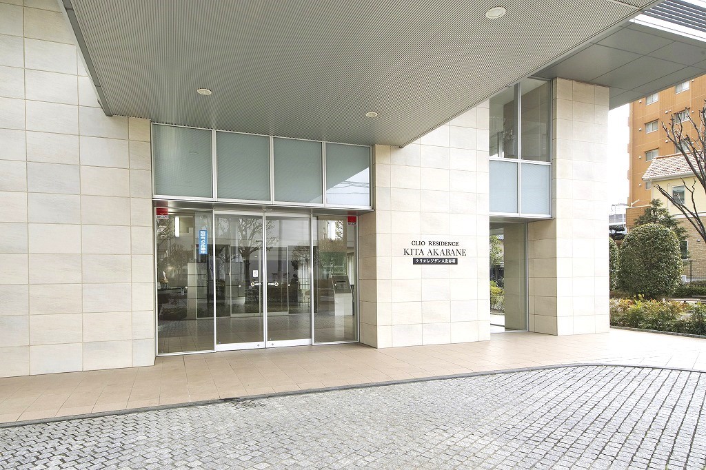 【エントランス】タイルが施された重厚感のあるエントランス。車寄せスペースが備わっています。