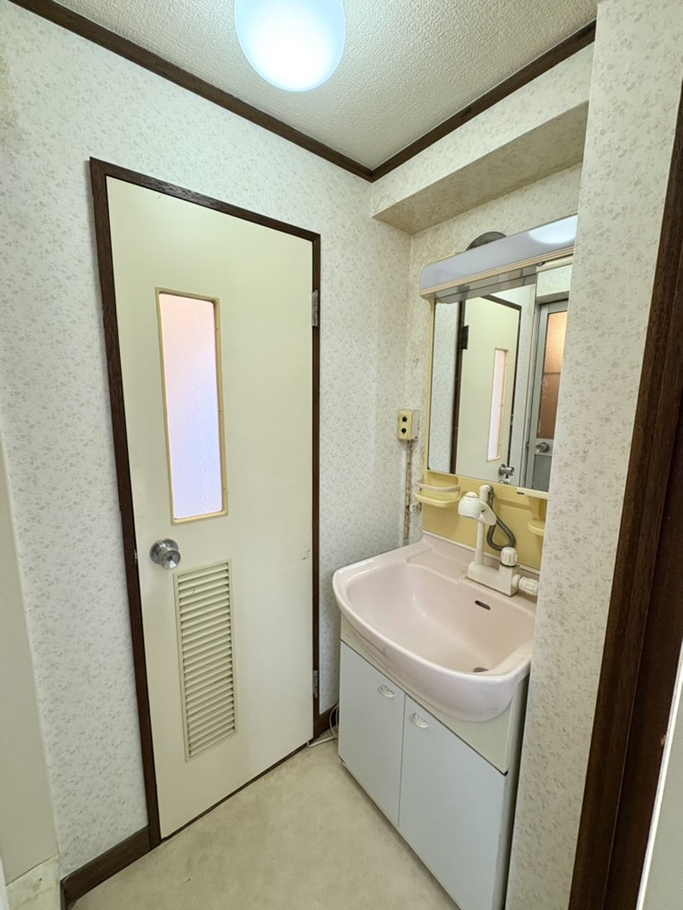 【洗面室】大きめの洗面ボウルで水ハネなどが起きにくい洗面化粧台。ボウル下に収納スペースがあり、洗面用具や日用品などの保管に役立ちます。