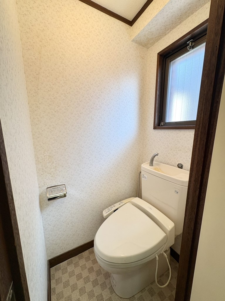 【トイレ】手洗い器一体型のトイレです。使用後すぐに手が洗え衛生的です。自然換気が可能な窓付き。