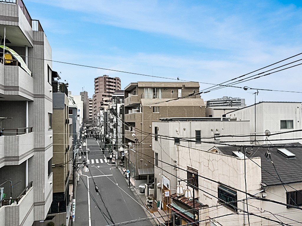 【住戸からの眺望写真】地上6階建の4階部分に位置しています。周囲の建物とは距離があります。※眺望は将来に渡って保証されるものではありません。