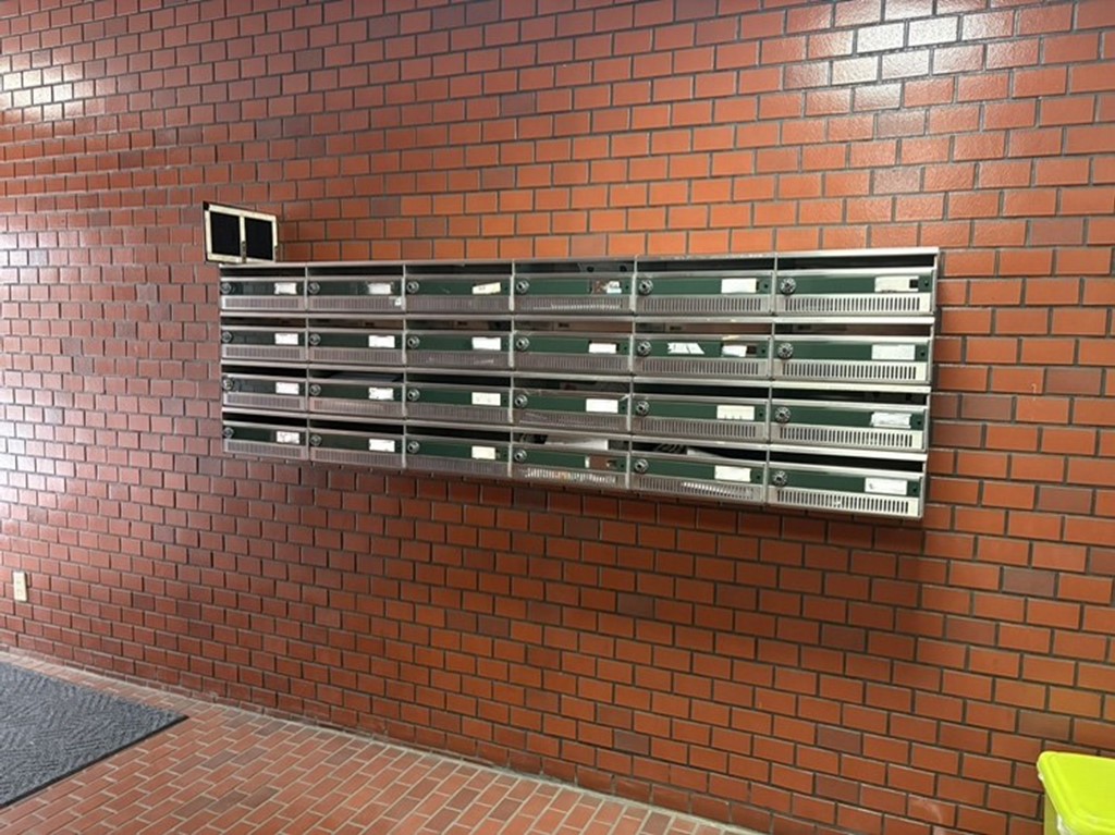 【集合ポスト】居住エリアに住民以外の人が入りづらく、防犯対策になる集合ポスト。雨にぬれずに郵便物を取りに行けます。