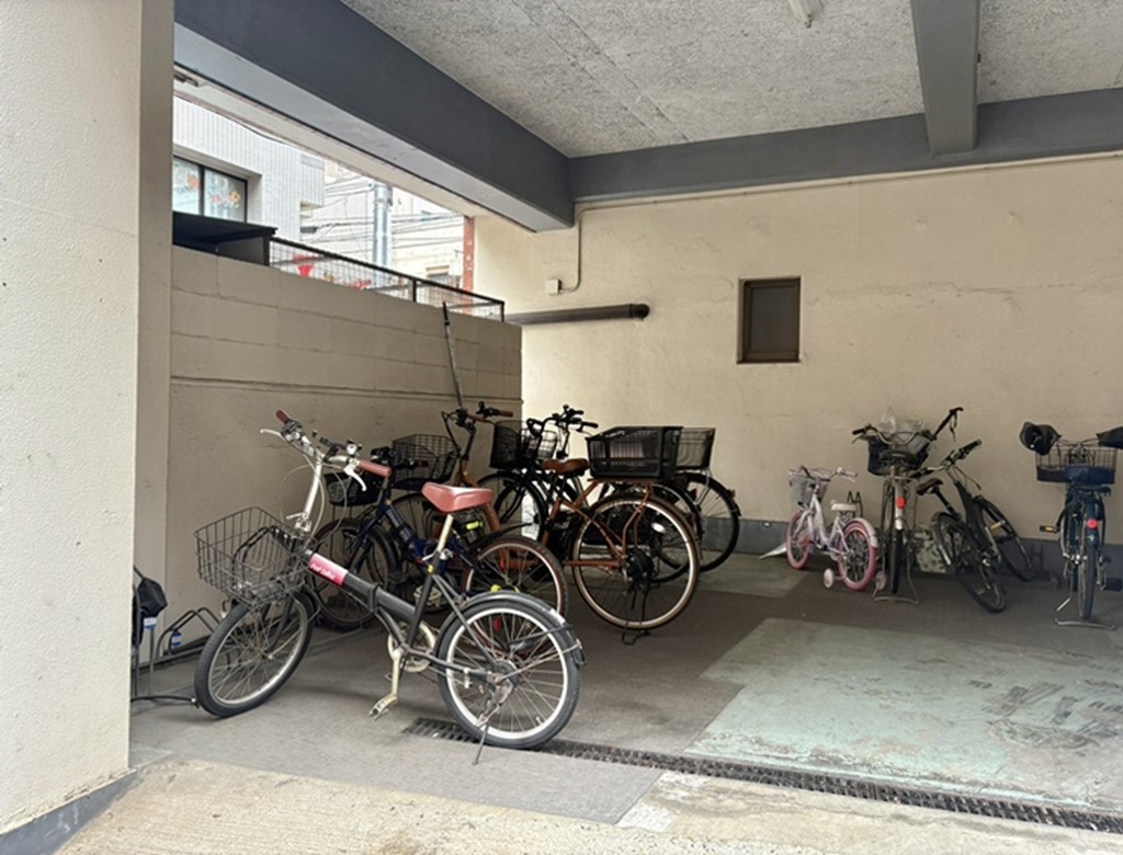 【駐輪場】雨や風から自転車を守ってくれる屋根付きの駐輪スペースが設けられています。空き状況など、詳細につきましてはお問い合わせください。