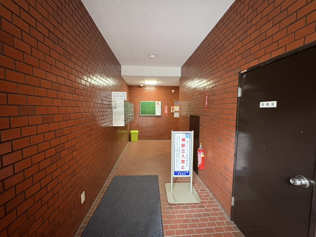 【エントランス】マンションのエントランス部分です。現況空室につき、ご見学可能です。周辺環境とあわせてご検討ください。