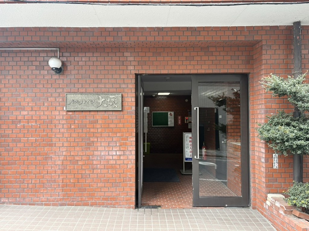 【エントランス】徒歩2分圏内にスーパーとコンビニが揃っています。急なお買い物にも便利な住環境です。