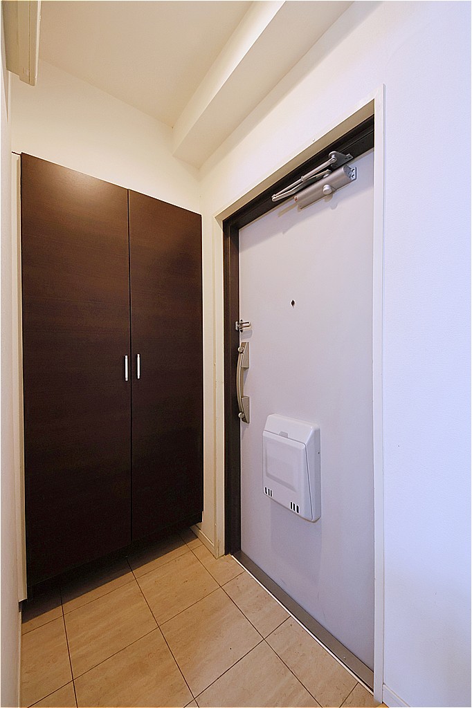 【玄関】落ち着いた色合いでまとめられた玄関。住まう人やゲストをあたたかく迎える、心地よい住まいの顔です。