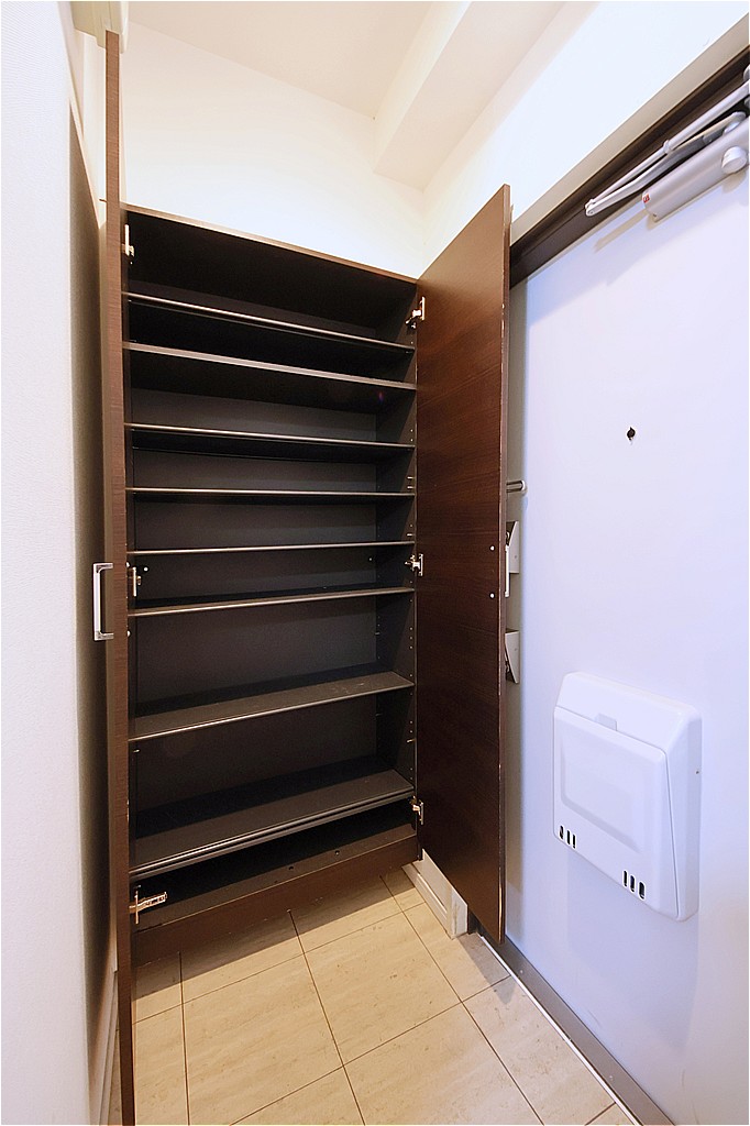 【玄関】フロートタイプのシューズボックスが設置されています。ご家族分の靴を収納し、玄関まわりをすっきりと保てます。